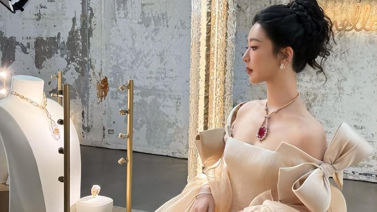 杨紫巴黎珠宝展 G 社无修生图刷屏，网友：这下真信红气养人了