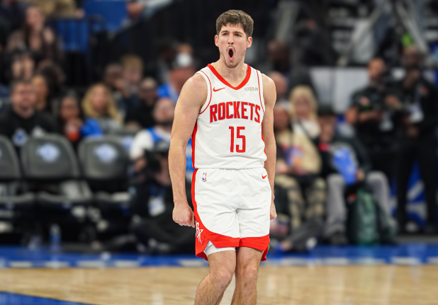 小谢上首发的意义不仅是让杜兰特申京阿门回到熟悉的位置，且就算他防守端被点名也是被