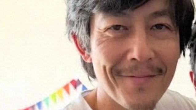 周围堆满了礼物，一家人对着镜头笑容满面