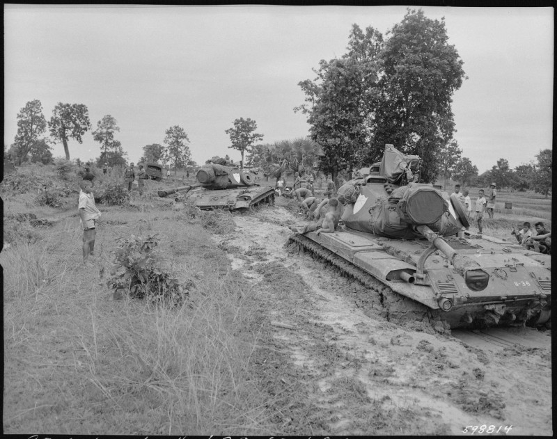 1954年，美军第4骑兵团的坦克在泰国北部的一次行动中陷入泥泞之中。