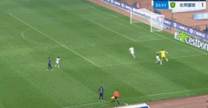 武汉三镇门将送大礼！张玉宁直接把球传进门。
下半场才开场不久，武汉三镇又丢球了。