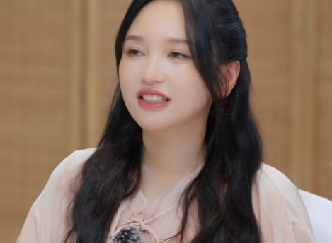 金莎一句话让所有人尴尬

《妻子的浪漫旅行》里，一群人才刚认识，金莎就抛出了一个