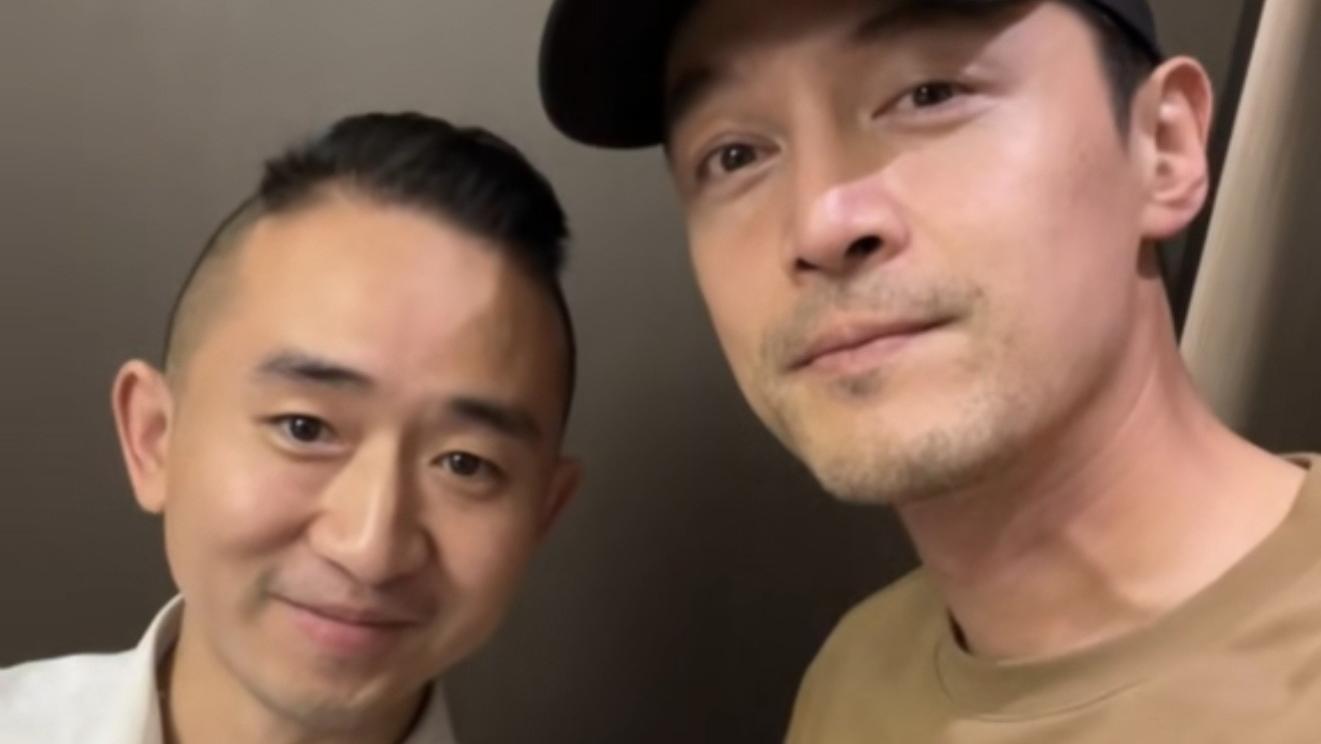 胡歌重庆吃火锅被老板“活捉”，主动合影还送免费广告，网友：活该他红一辈子