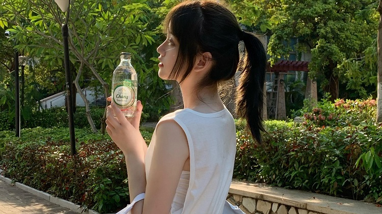 男人真心喜欢一个女人，就会主动付出这些东西：
1、稀缺的时间，男人心里有你，再忙