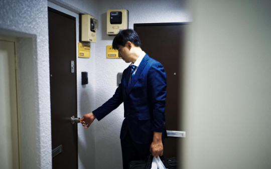 出差帮公司拿下千万项目，回来人事却记我旷工一个月，我没吵没闹，3个月后公司倒闭了，而我成了对家公司的