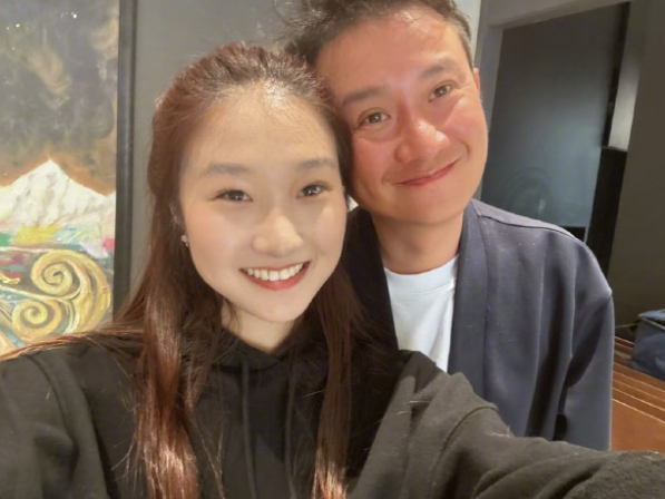 章马伊琍17岁女儿近照
文君竹Ima在社交平台晒出与父亲文章的合影。照片中，父女