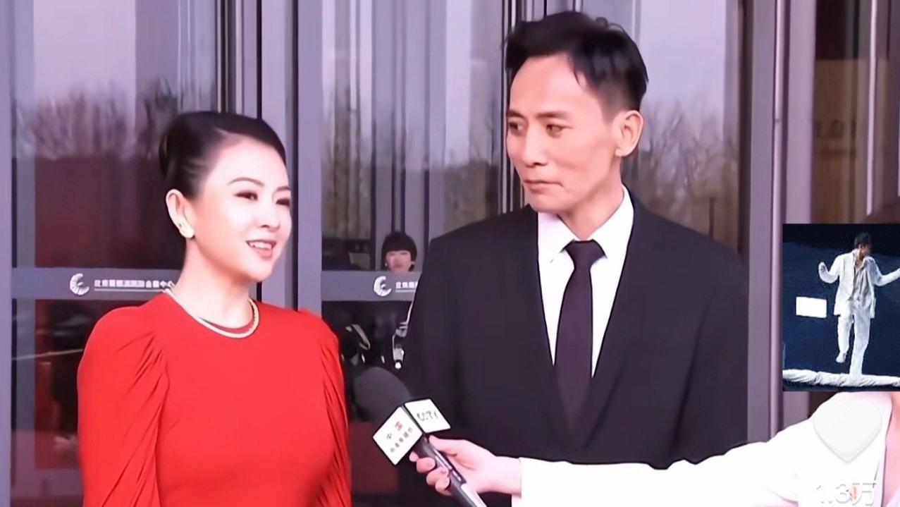 章子怡受访刘烨憋笑出圈，三十年同窗情成最大看点