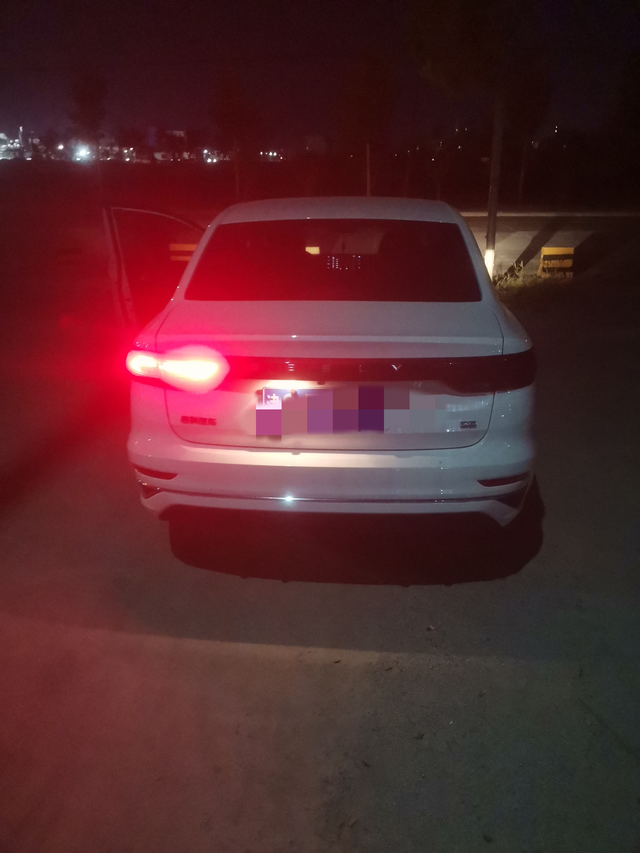 这质量太不过关
新车还不到一年后尾灯不亮，什么质量什么品控，不建议入手，是一分价