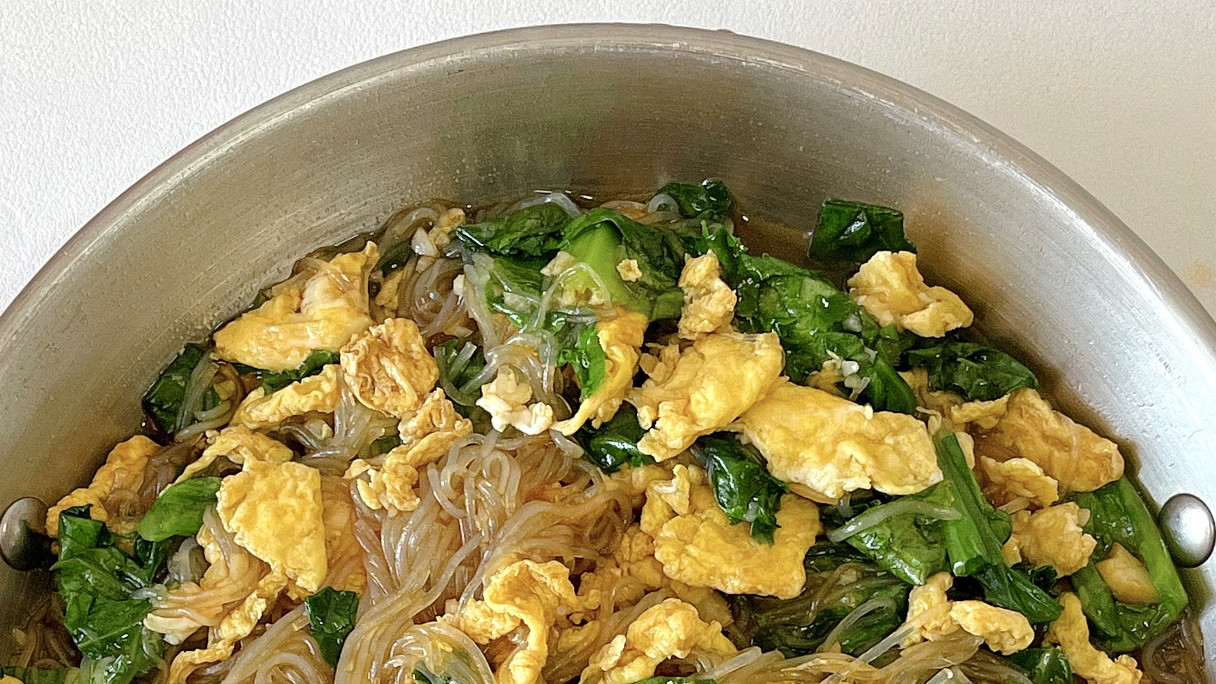 翠嫩爽口的家常美味：生菜鸡蛋炒粉丝