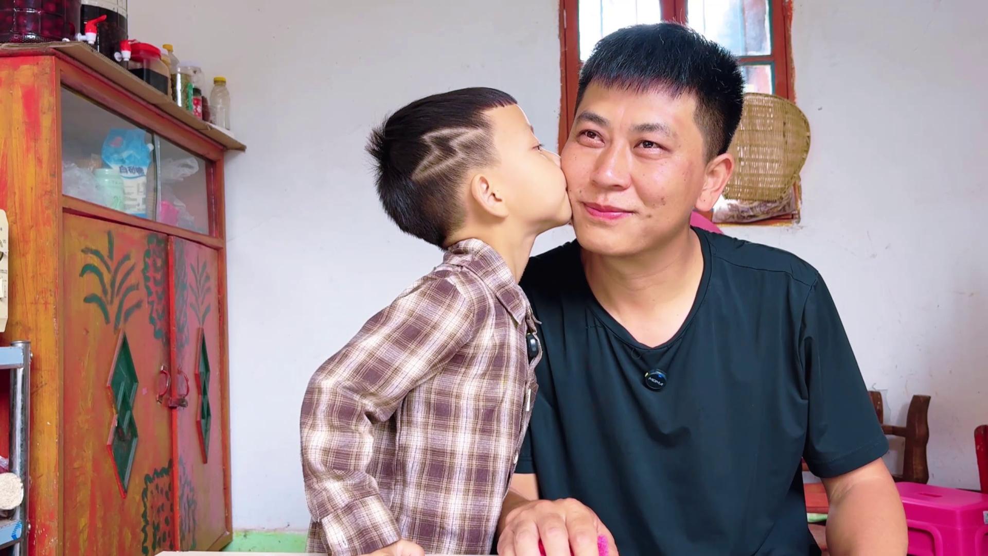 儿子问爸爸：有人出100万买我，你卖吗？爸爸回答让人意外！