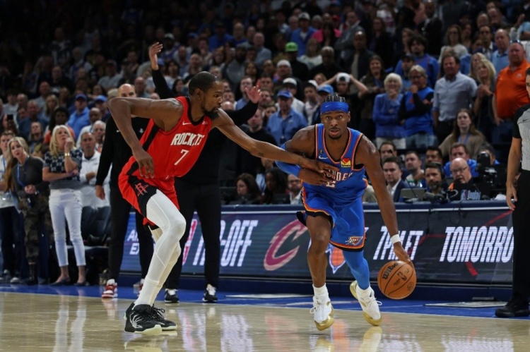 杜兰特在今天火箭和独行侠队的比赛里发挥相当一般。虽然火箭队战胜对手，杜兰特最后时