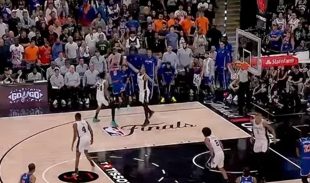 马刺真是防不住布伦森啊！在今日NBA总决赛G5的第二节比赛中，布伦森连续跳投连拿