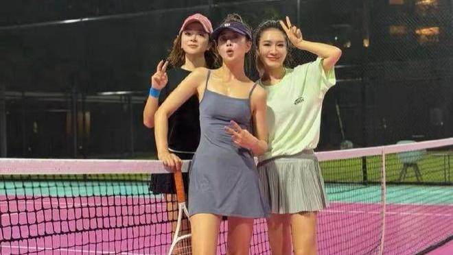 46岁殷桃晒打网球美照！