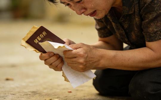 母亲退休后住我家，20年来没掏一分钱，去世后我整理她的遗物时发现了一封信，打开一看我泪流满面