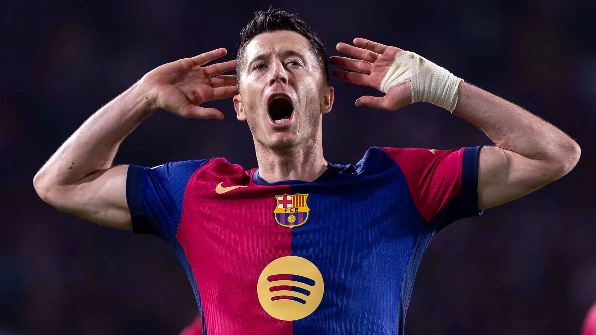 罗马诺表示：莱万对于巴萨要求自己大幅降薪感到不满。
他的经纪人皮尼·扎哈维正在为