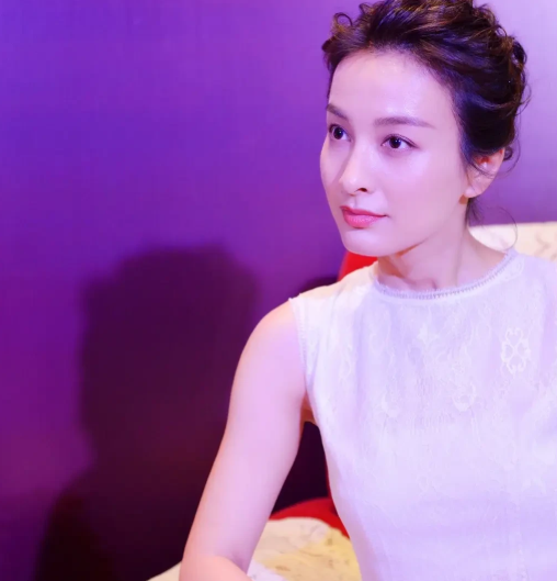 李雪琴问43岁的吴昕:“你在谈恋爱吗？”
吴昕一愣:“你这问题问得太突然了！”