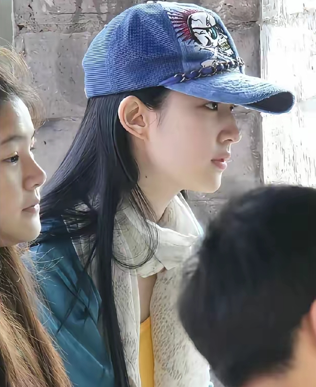 刘亦菲太有辨识度了无论她怎么穿戴只一眼就能从人群中认出来
这张路人随手抓拍，就是