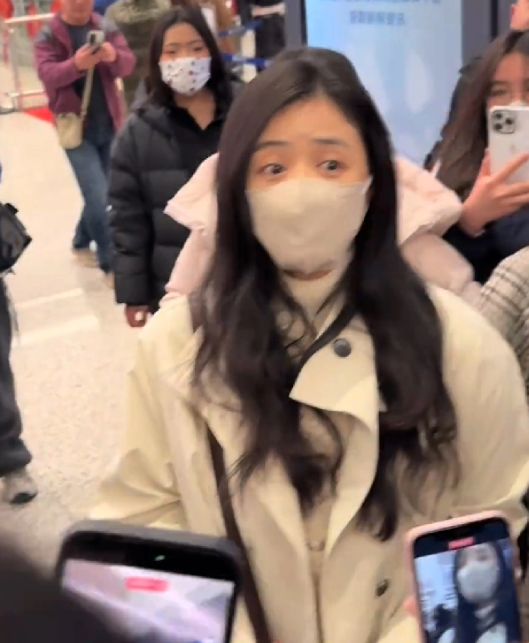 蒋欣这慌张的眼神
明显是没想到自己会人气那么高，她对自己还是没有正确的认知，在粉