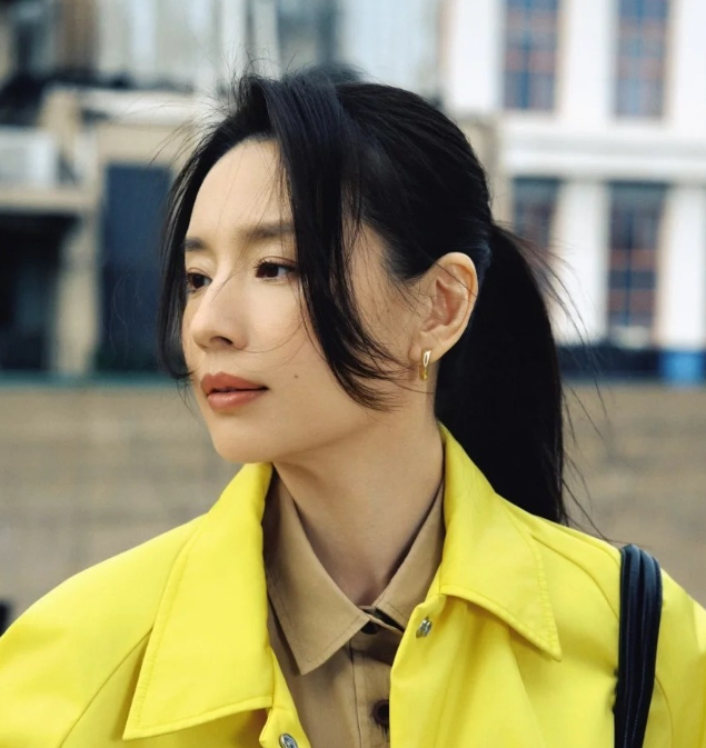 45岁的董洁高调晒出了视频
可是字里行间却透露出了焦虑和无奈，甚至吐槽起了自己的