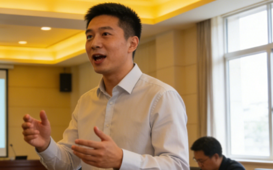 云溪镇长高调承诺自筹八亿建新区，众人附和，老书记淡淡开口：镇财政年入三百万，剩下七亿多窟窿你找谁填…