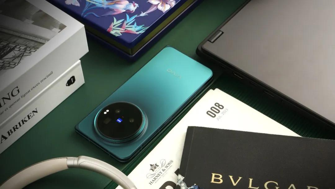 折叠六经，云开见月｜且看vivo X Fold6诠释“当折叠屏开始真正‘懂事’”