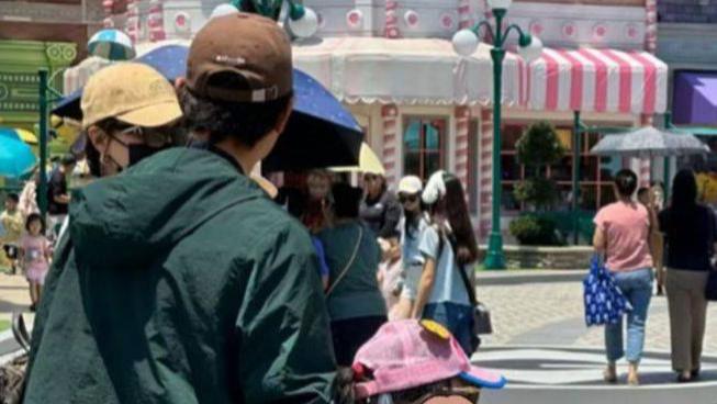 新加坡偶遇唐嫣罗晋1家3口