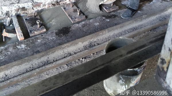 吊车轨道压板灌浆