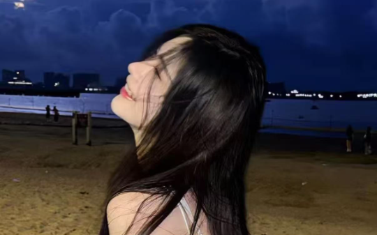 他为她借钱、戒赌、跪地表白，最后却置她于死地……