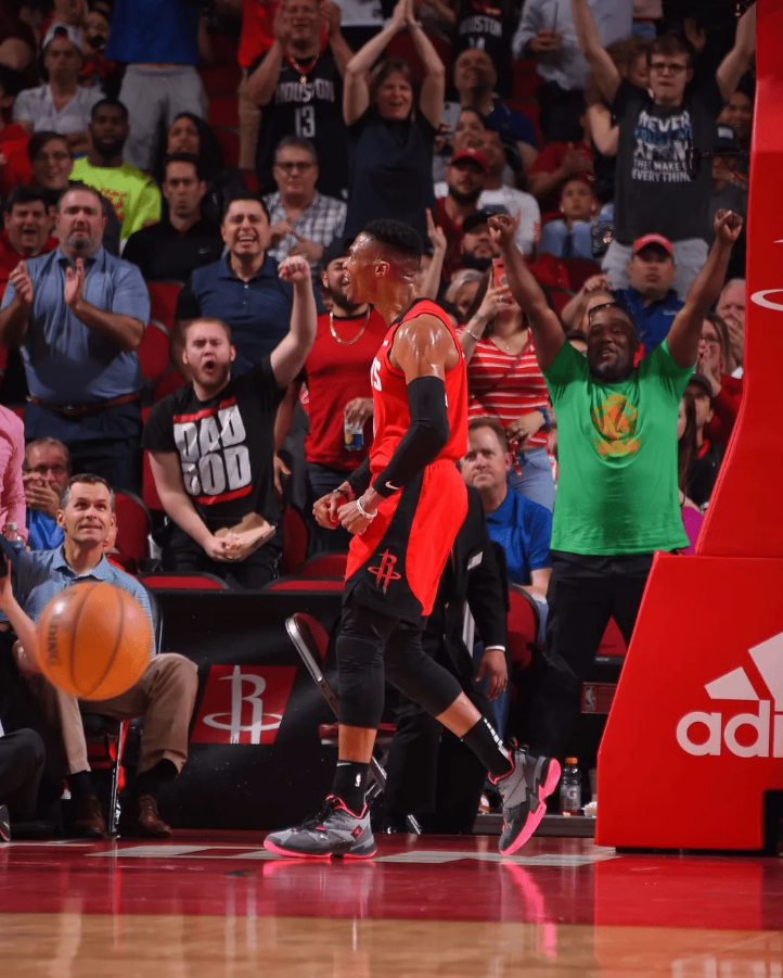 此前，拉塞尔-威斯布鲁克个人社媒宣布退役，结束18年的NBA生涯。
火箭媒体人R