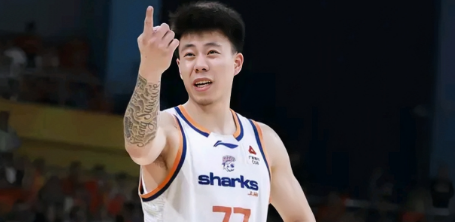 上海男篮为张镇麟提供了4年顶薪续约合同。据国内媒体消息，上海男篮为张镇麟提供了4