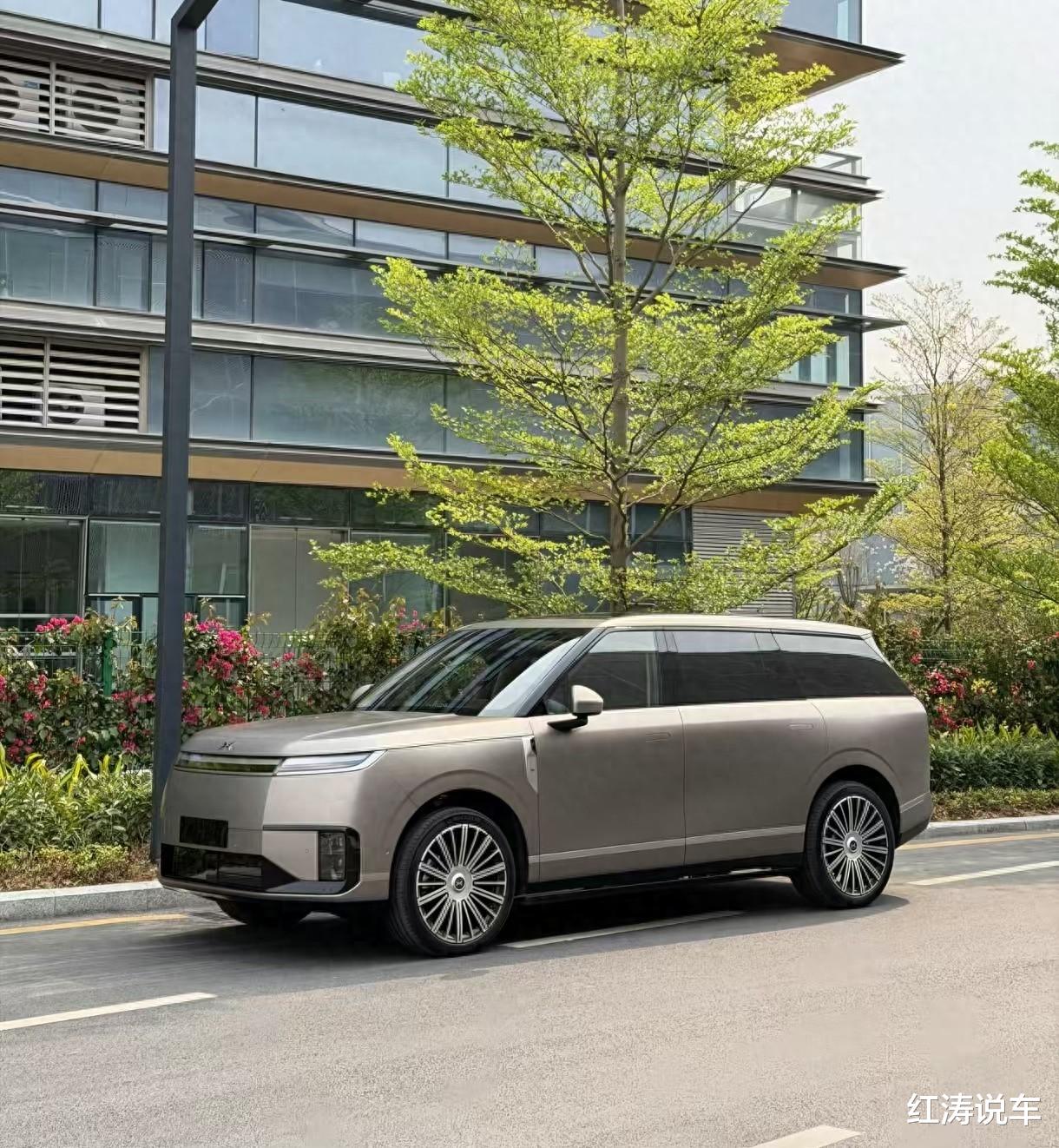 小鹏GX现身街头，气场媲美路虎揽胜，大六座SUV，纯电和增程