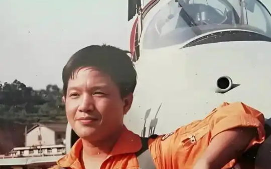 1981年，台空军少校黄植诚驾驶价值千万的F-5战机投诚大陆，被首长接见后，获得了什么奖励？