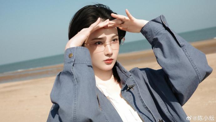 陈小纭海边散步，同样是春天，为什么她的松弛感比别人多一倍？