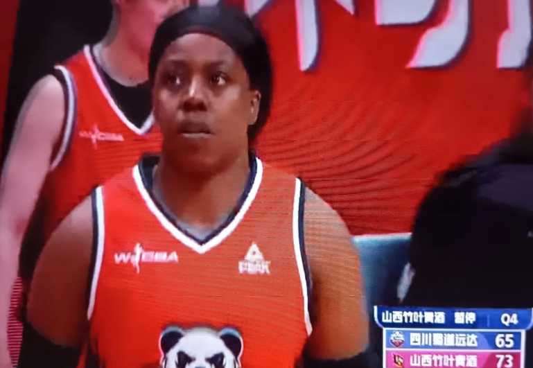 四川女篮24号外援艾瑞克·奥贡鲍尔，G4在四川蜀道女篮主场，又被3犯加2T驱逐出