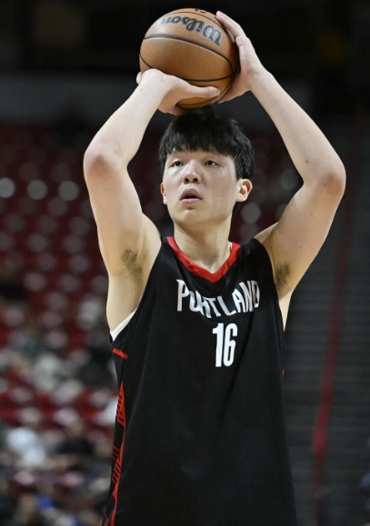 只有杨瀚森在老老实实做中锋该做的事，挡拆，戈塔特掩护。罗威遇到强壮的就躲，生怕受