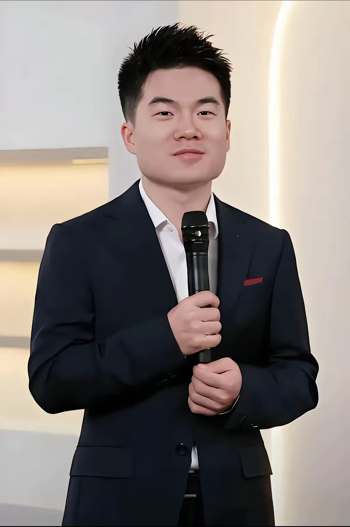 这位带货主播，目前带货肯定还会继续大卖的，原因很现实。

这位网红主播，从目前来