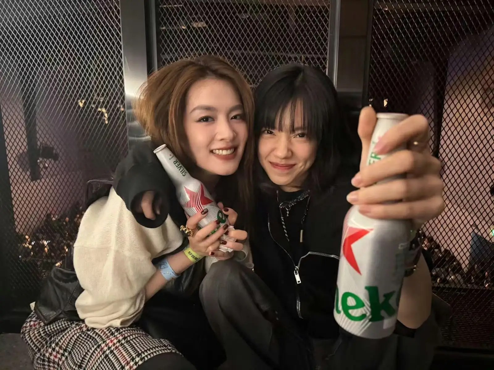 庄达菲晒合照为陈昊宇庆生 闺蜜举瓶贴贴互动超甜