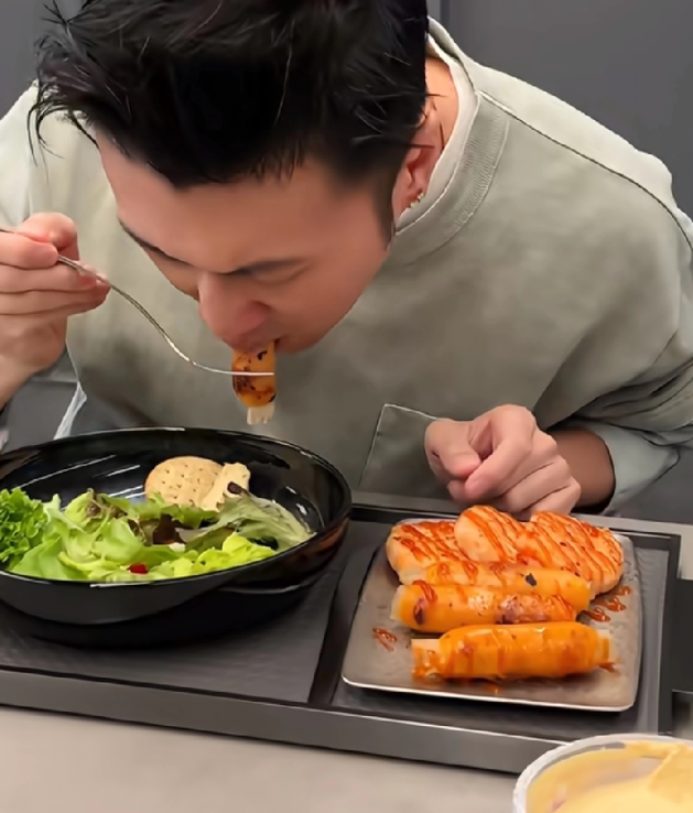 谢霆锋也是四十多岁的人了好清爽脸上看不到一丝的油腻
峰哥代言的炸肉肠和虾肉饼，除