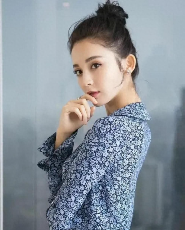 古力娜扎身穿蓝色碎花衬衫搭配同色系羽毛裙真洋气，气质绝了。