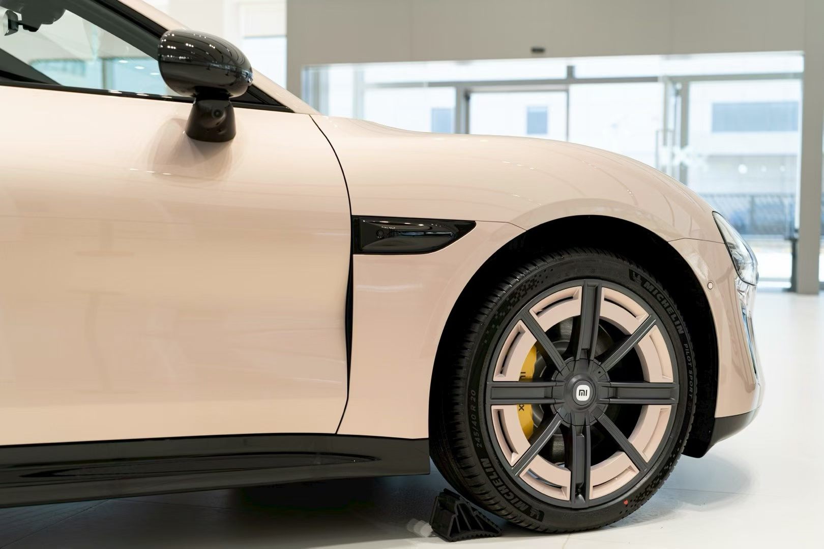 家人们谁懂啊！刷到新款SU7到店的消息，我直接放下手里的外卖冲去门店，主打一个光