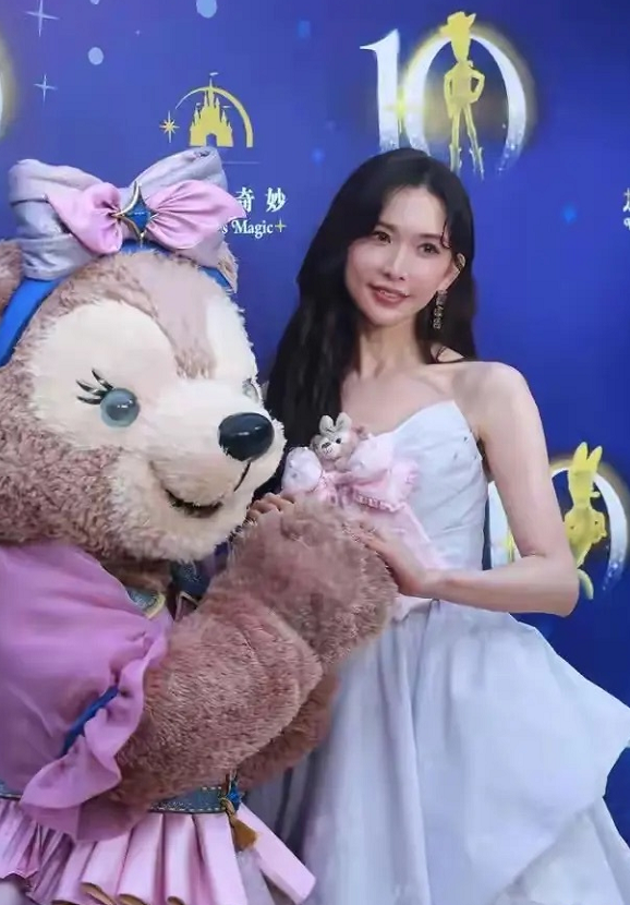 林志玲现身上海迪士尼十周年红毯，一身公主裙搭配雪莉玫造型温柔吸睛，现场坦言重回迪