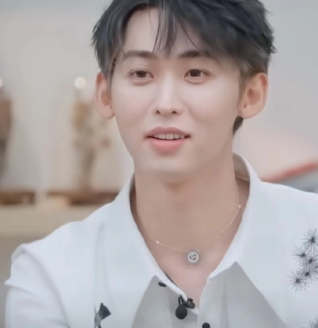 唐九洲真的是我们熬夜族的嘴替
唐九洲说“我知道熬夜不好，但熬夜能让我快乐，快乐就