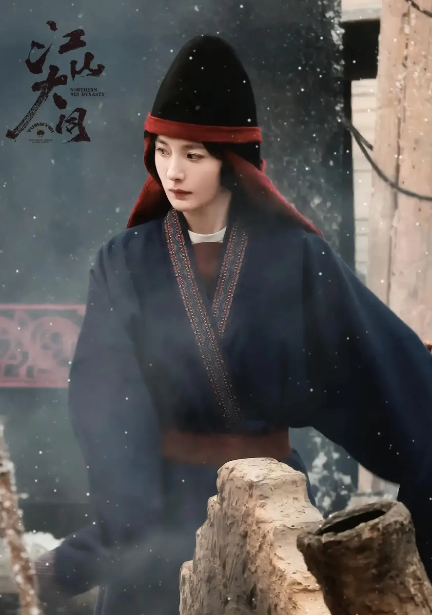 杨幂新剧鲜卑造型路透释出 雪中清冷沉静氛围感超足