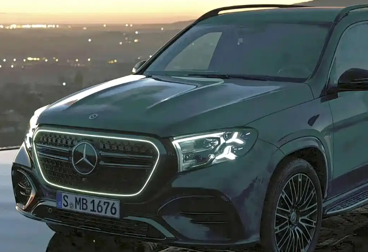 光格栅全新灯组造型，新款奔驰GLS造型提前曝光
新款GLS前大灯组内部的三叉星徽