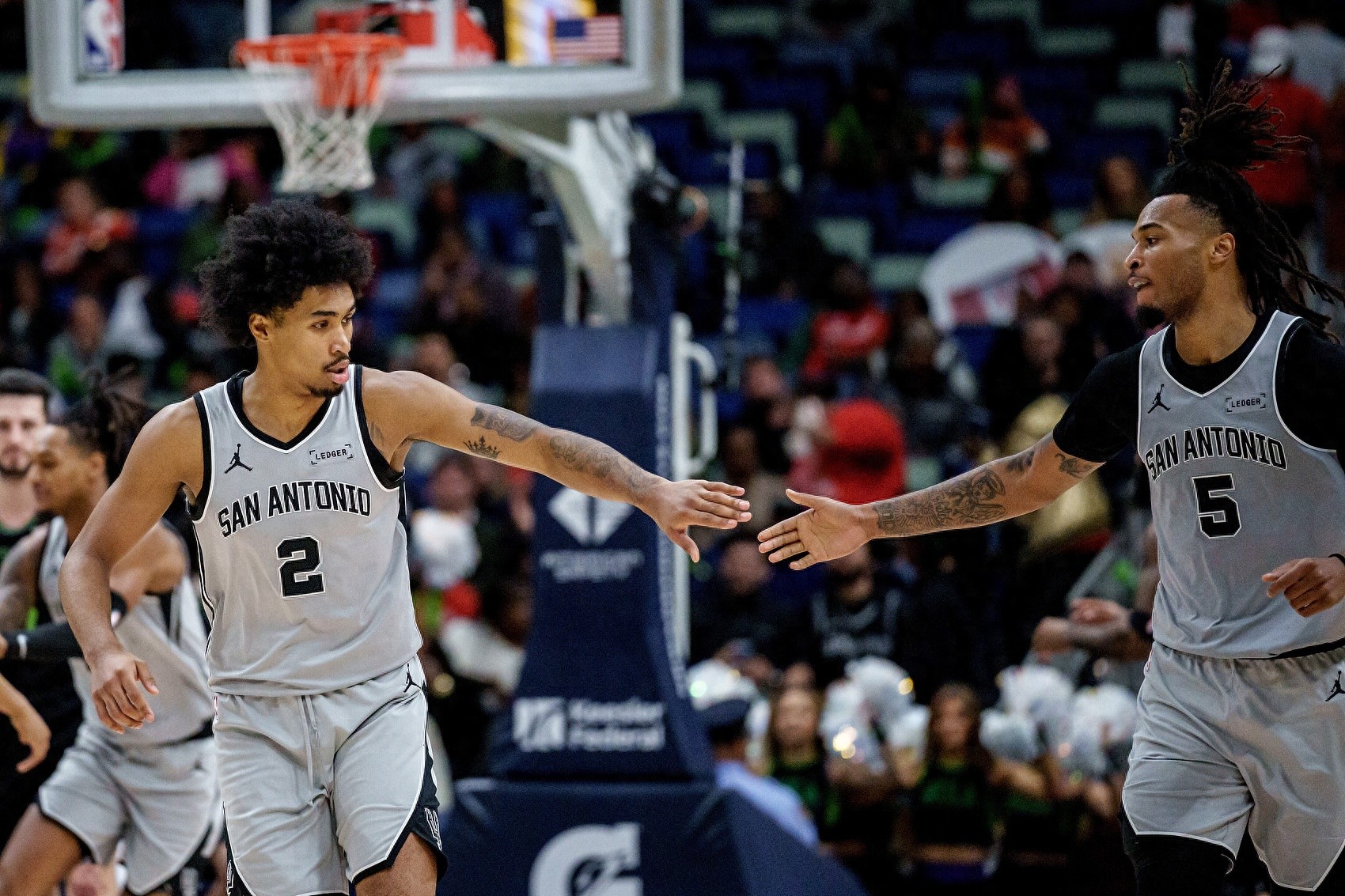 说一个事实，三月份至今，卡斯尔和哈珀，三分中率均超过黄蜂的克尼普尔

三月份从第