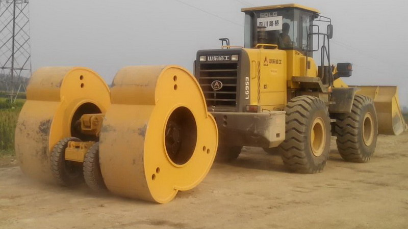 铲车拉的冲击压路机作业，地基补强施工更省心