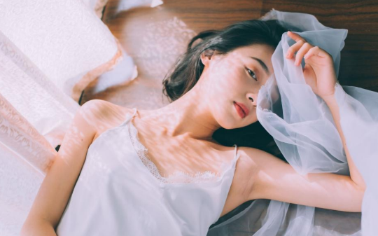 妻子在闺蜜葬礼上当众宣布和闺蜜老公结婚，我笑着答应放手成全，他们却后悔莫及跪求我原谅