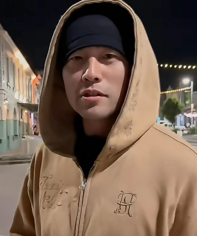 周杰伦穿着标志性的卡其色连帽衫
对着镜头直白喊话：“Hannah就要入驻某音了！