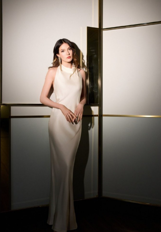 从雪道上的飒爽英姿，到秀场上的从容自信，谷爱凌总能在不同领域里游刃有余。
她用实