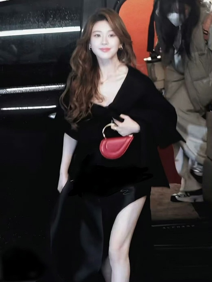 一打开就刷到工作室的美图，赵露思下个车都出神图了，美晕了